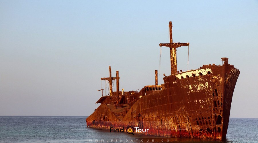 عکس بدنه زنگ زده کشتی یونانی کیش  